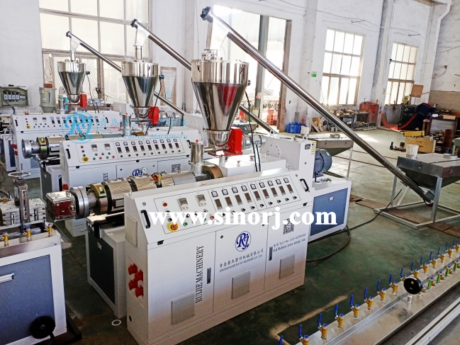 PVC扣板生產(chǎn)線 PVC型材生產(chǎn)線 PVC角線生產(chǎn)線工廠內(nèi)試機