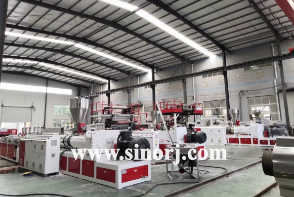 等待發(fā)貨的三套設(shè)備：PVC木塑中空門板設(shè)備，仿大理石設(shè)備，SPC地板設(shè)備。