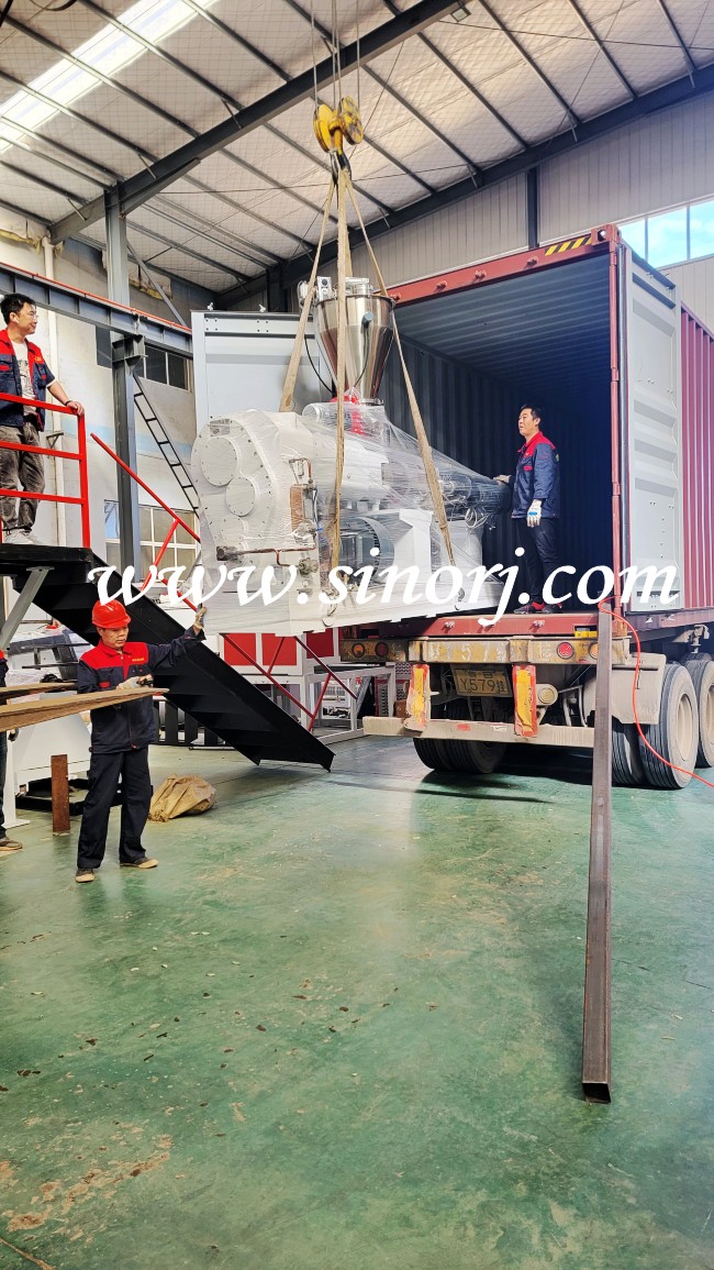 lvt地板生產(chǎn)線(xiàn)裝柜發(fā)貨中