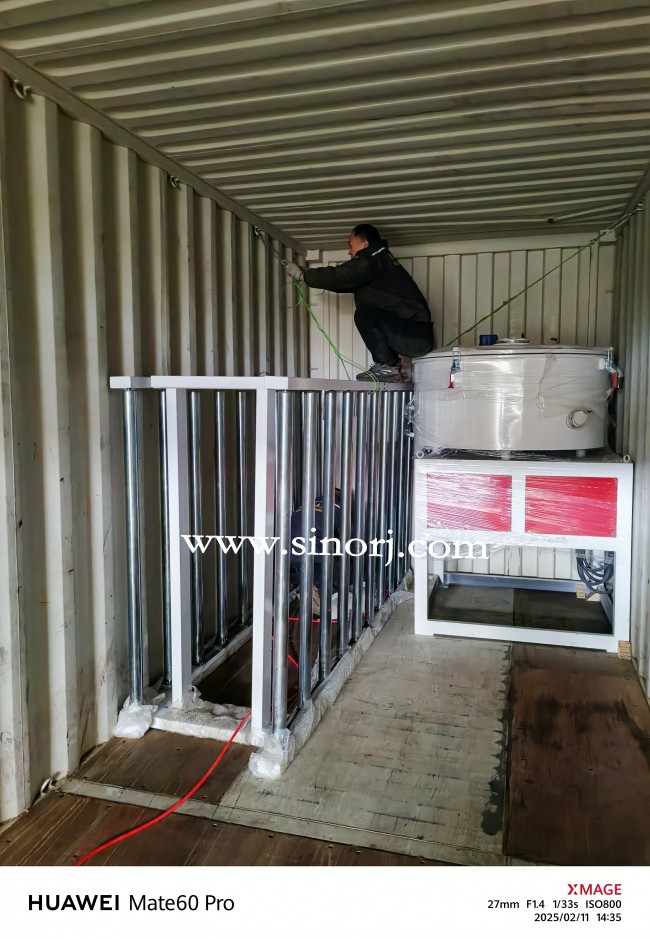 中東地區(qū)PVC仿大理石板設(shè)備裝柜進(jìn)行時