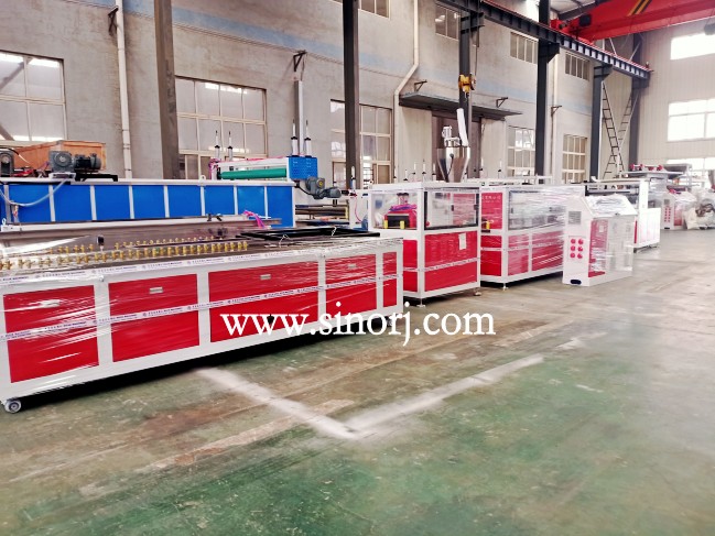 開啟連續(xù)發(fā)貨模式  中南亞PVC格柵板生產(chǎn)線裝柜