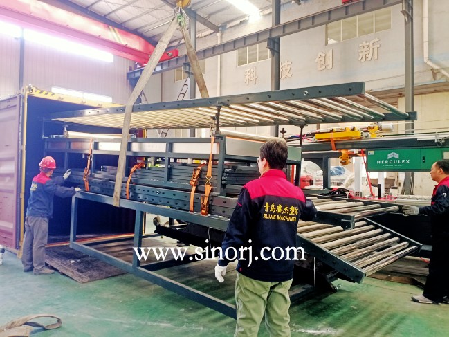 當下流行的LVT地板生產(chǎn)線裝柜發(fā)貨中