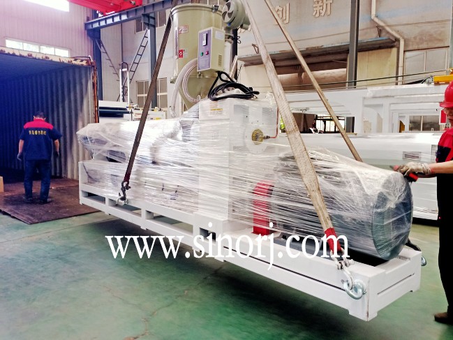 前幾天abs管材生產(chǎn)線，今天UV大理石板生產(chǎn)線，過兩天格柵板生產(chǎn)線裝柜裝柜發(fā)貨發(fā)貨